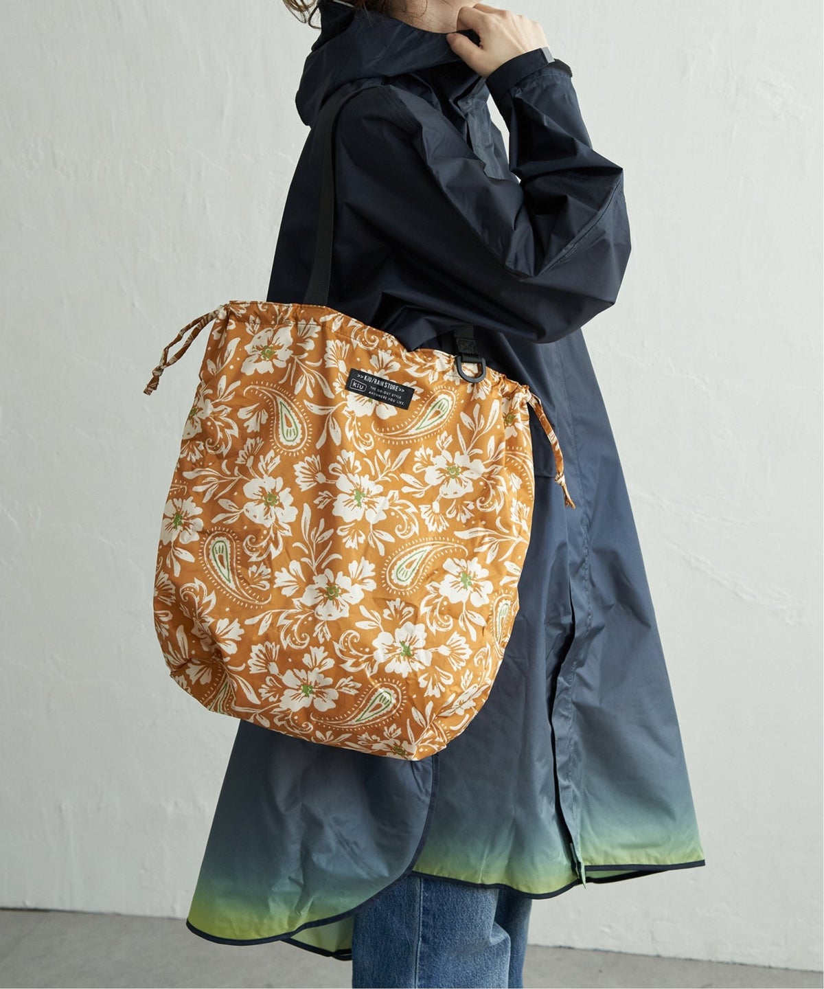 サーモンピンク