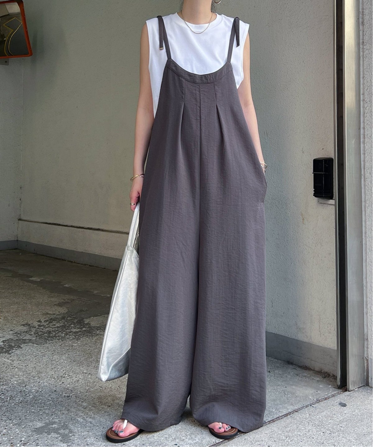 グレー