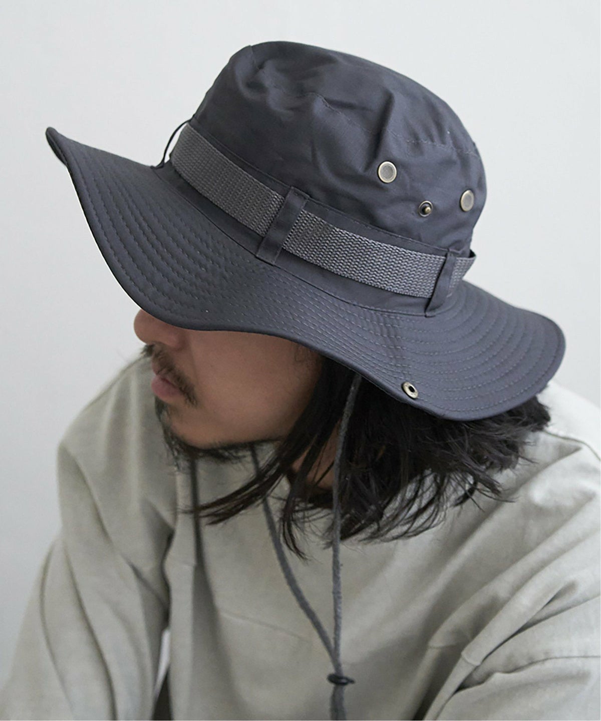 グレー