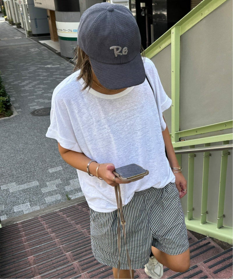 グレー