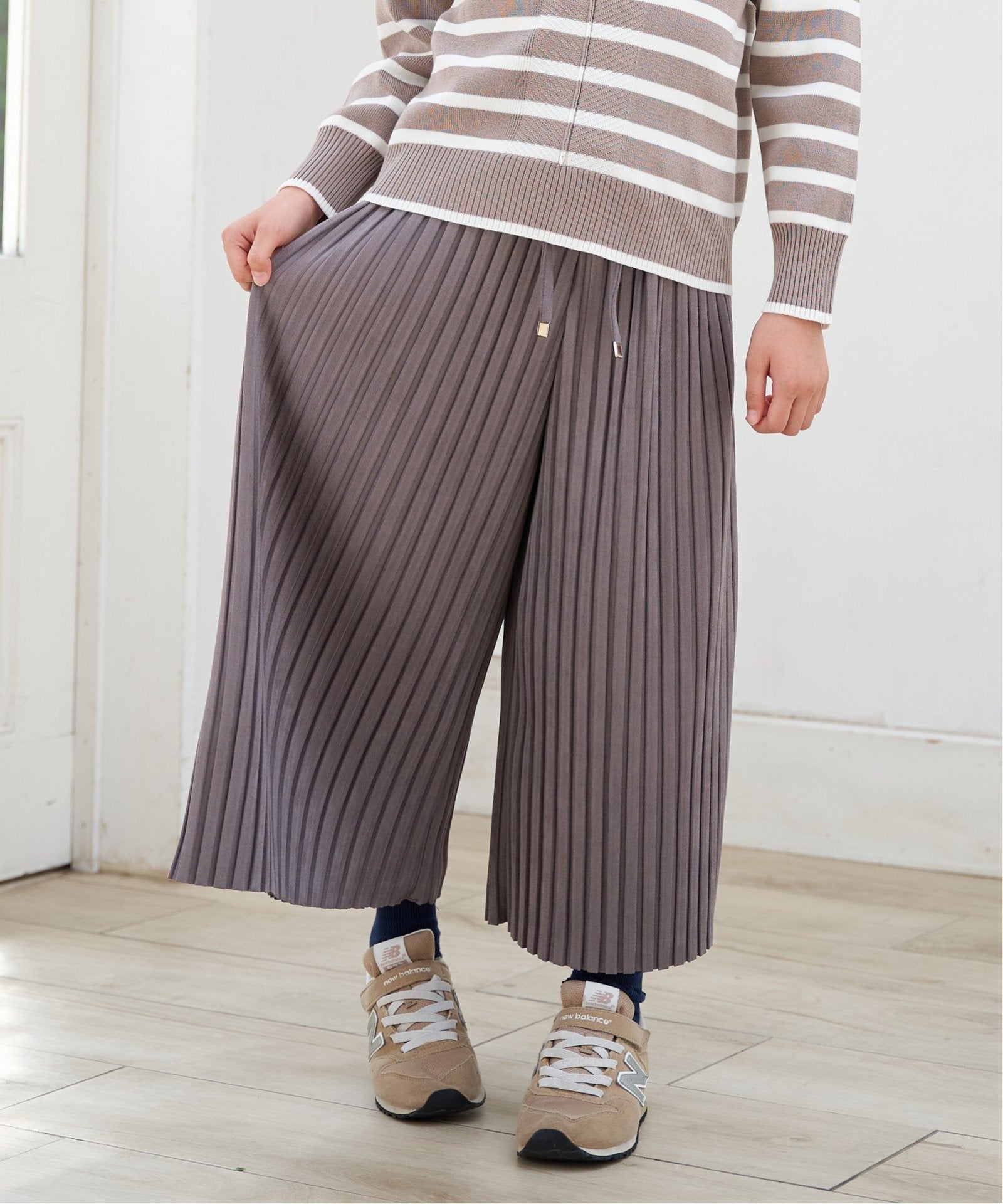 親子コーデ】スエード風プリーツパンツ（120~160cm）,ikka| TOKYO