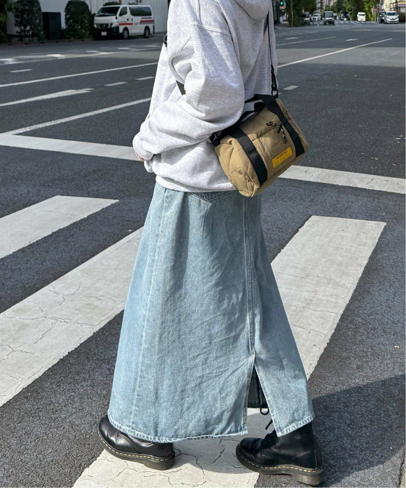 カーキ