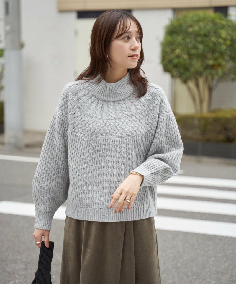 グレー