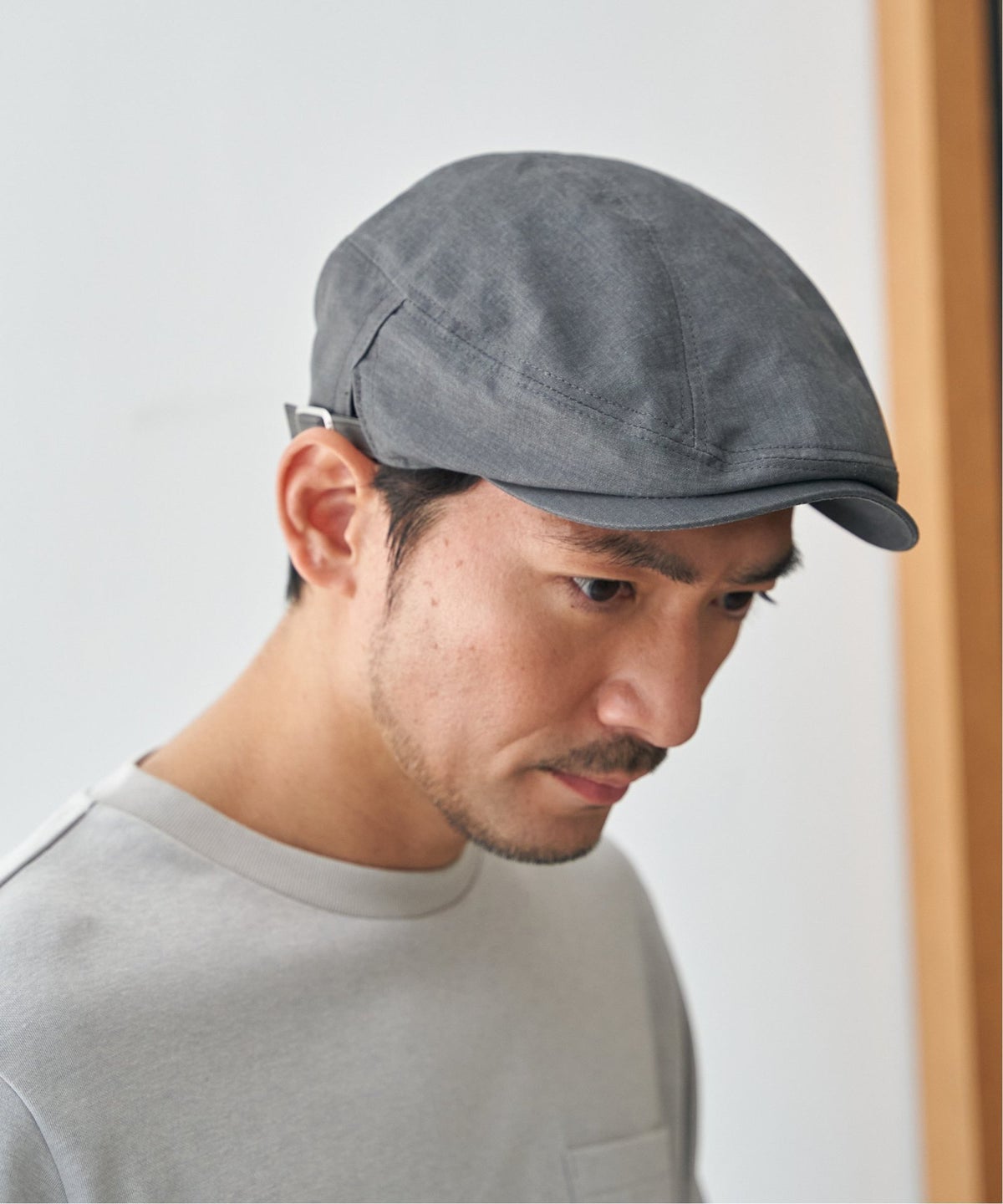 グレー