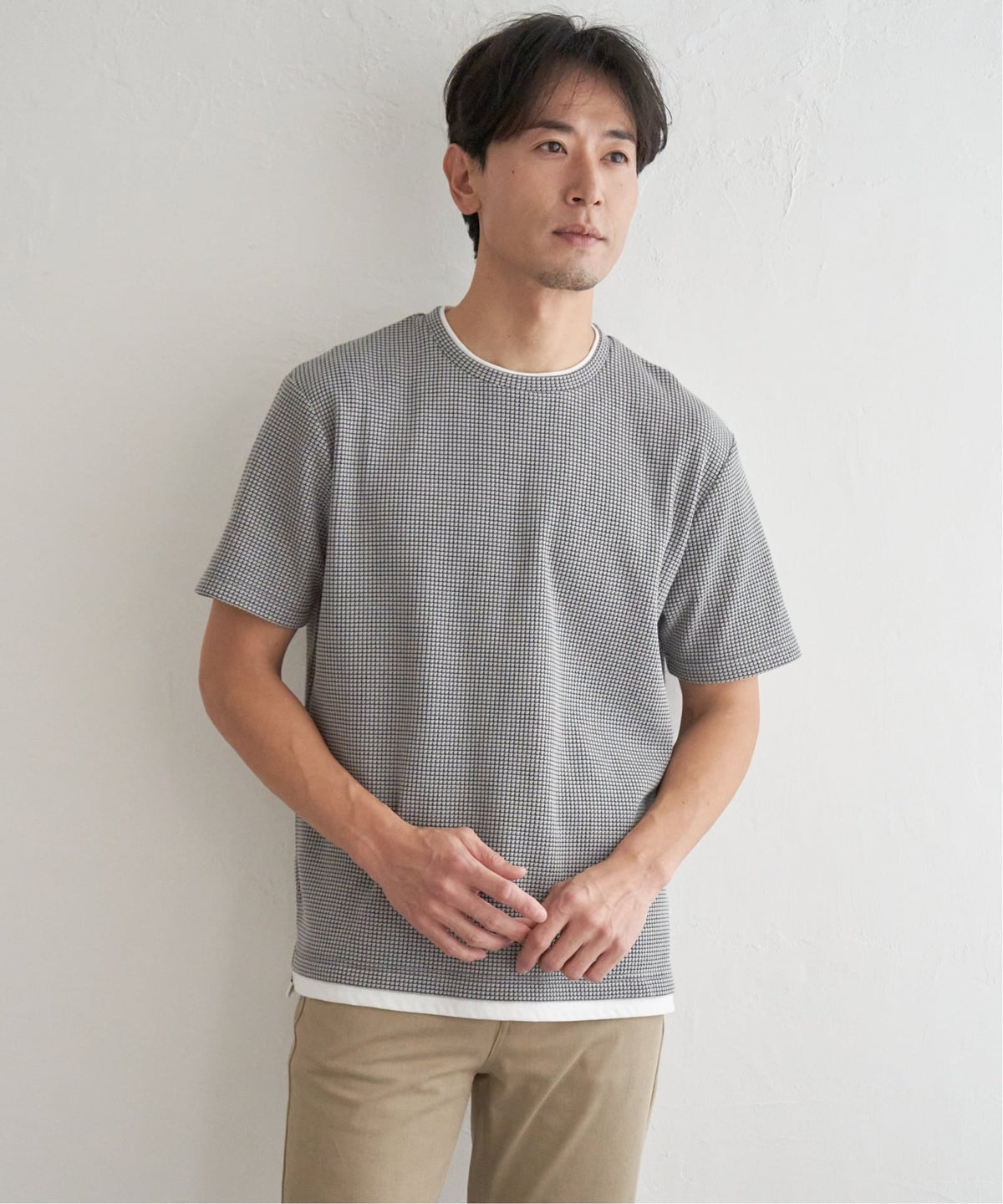 グレー
