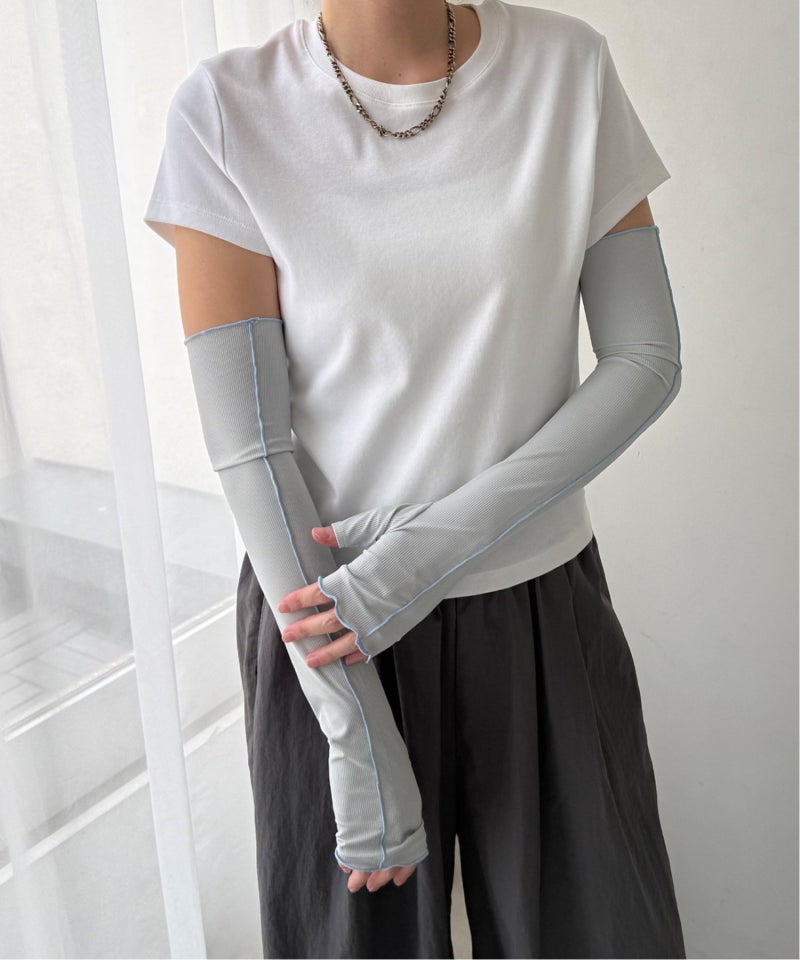 グレー
