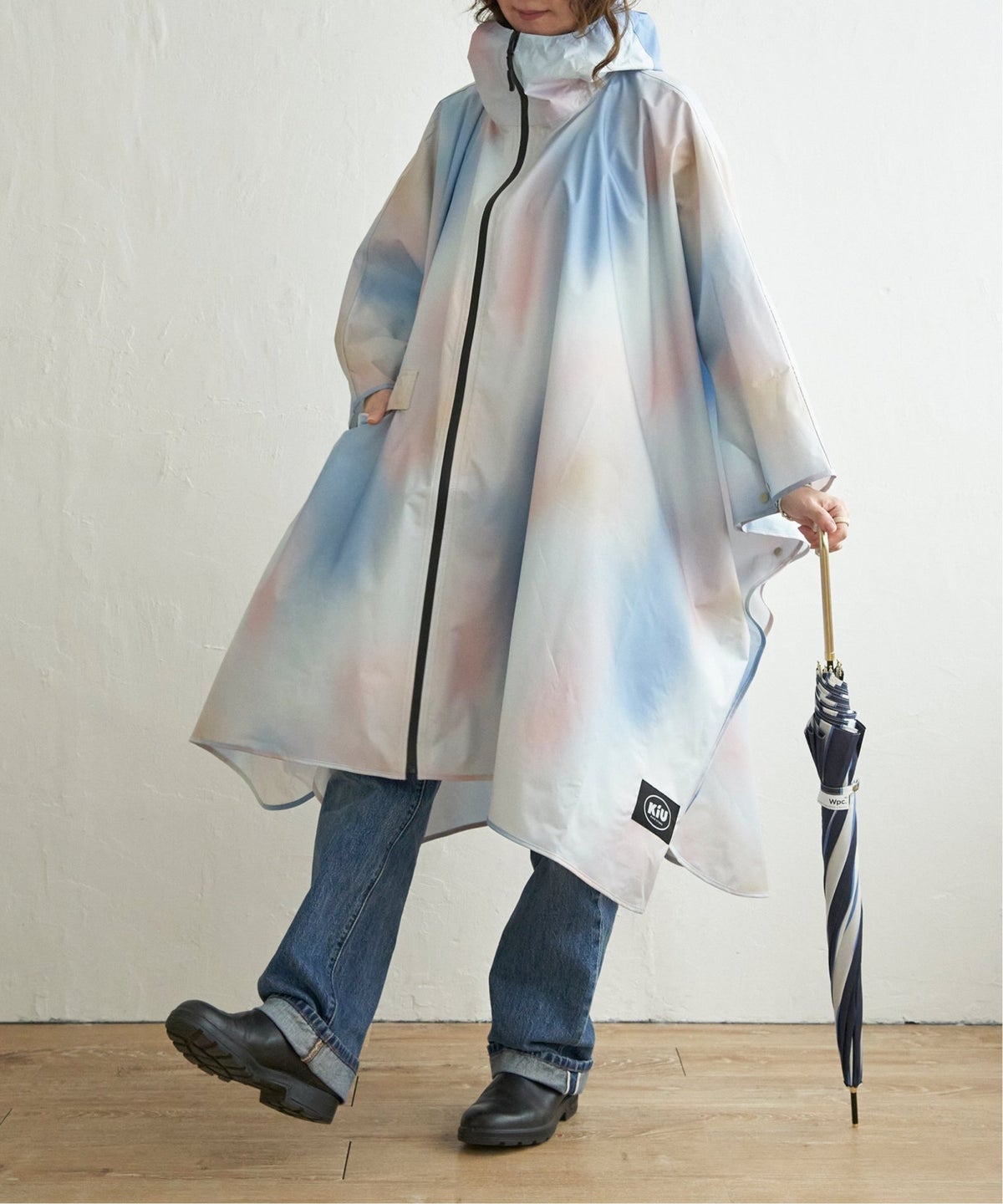 サーモンピンク