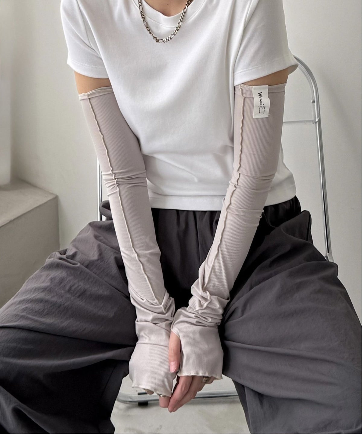 グレー