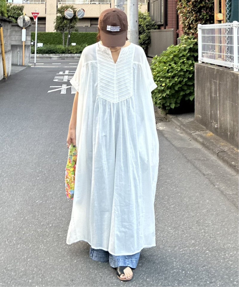 オフホワイト