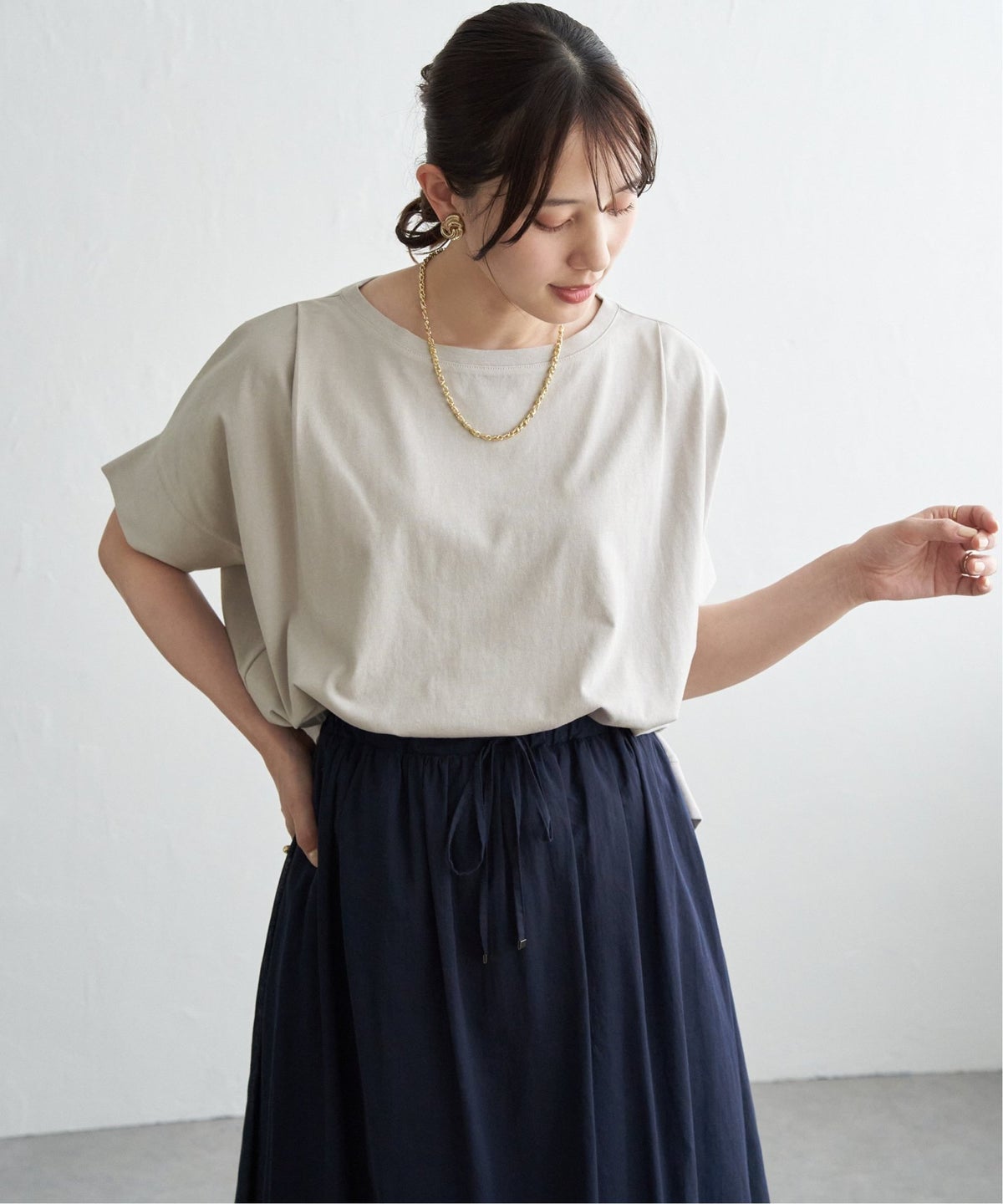 ベージュ