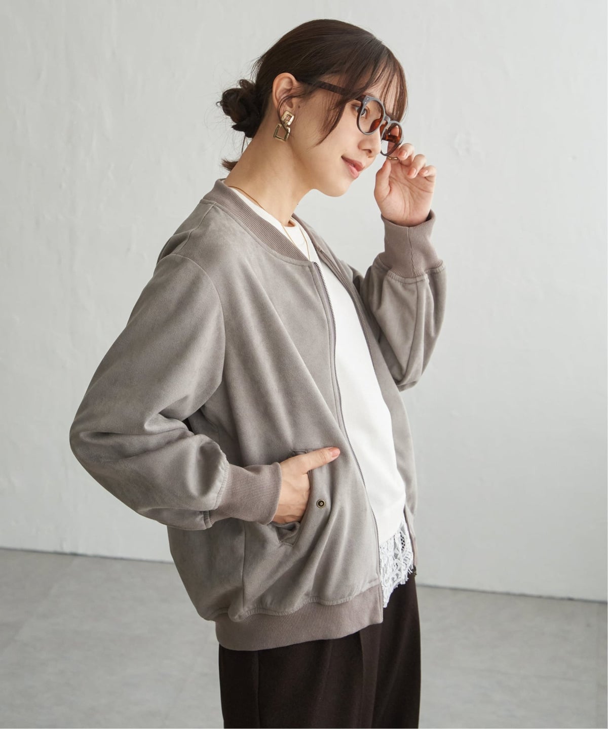 グレー
