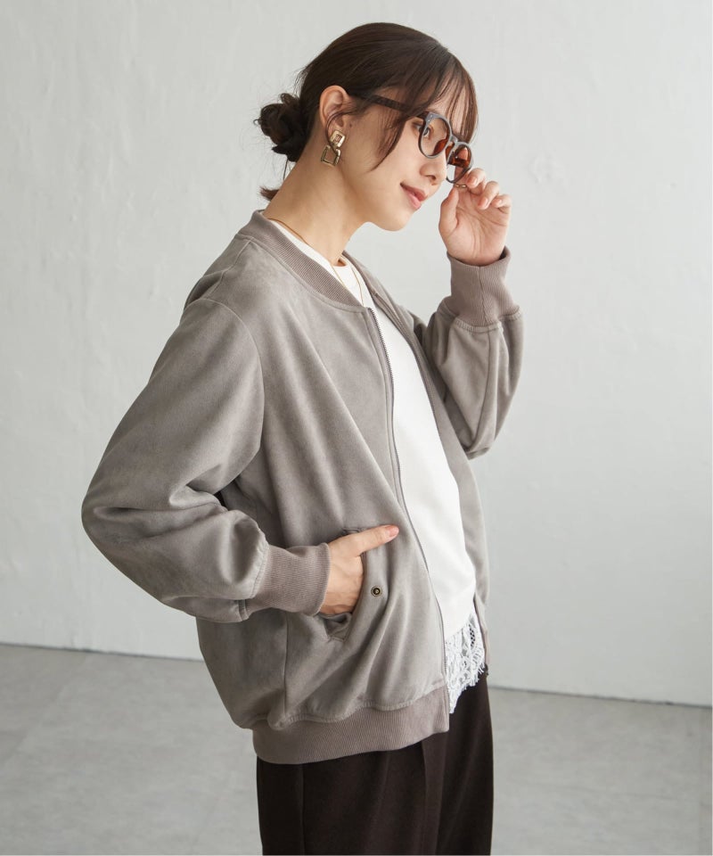 グレー