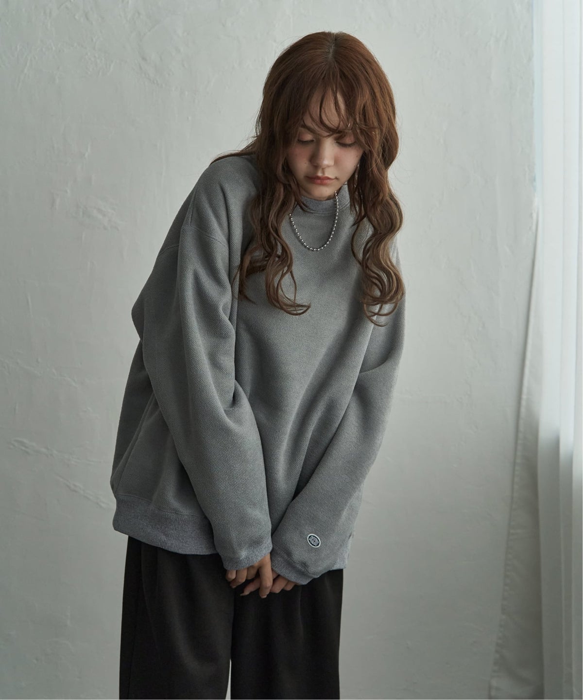 グレー