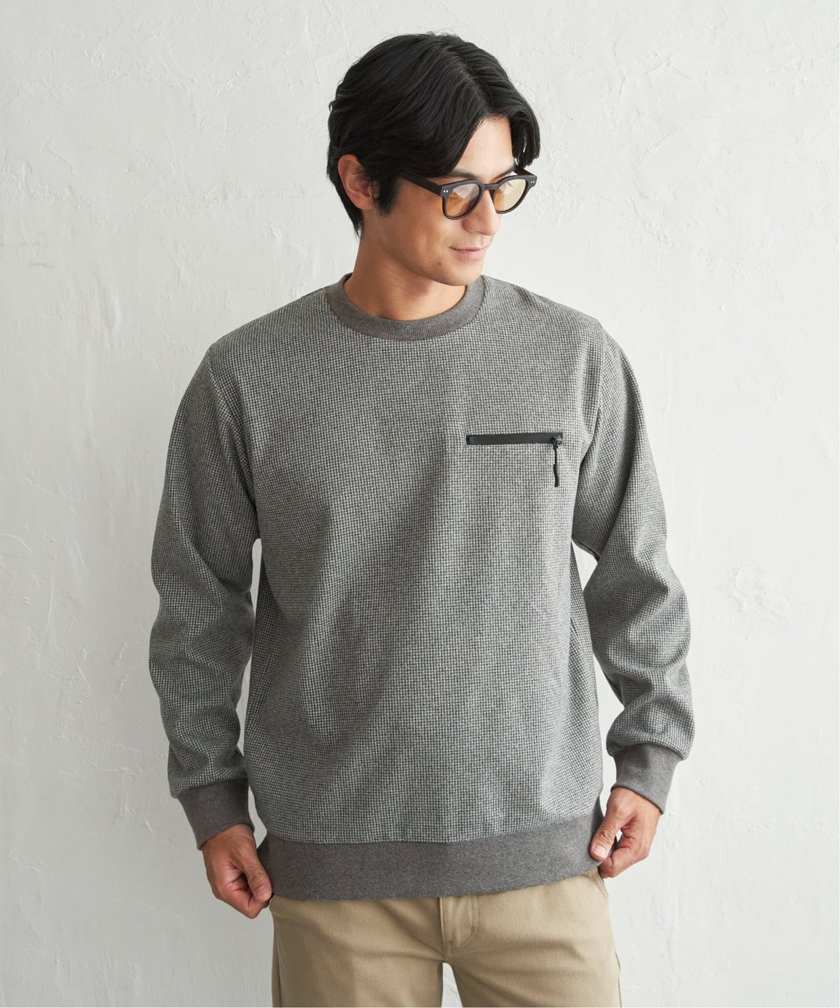 グレー